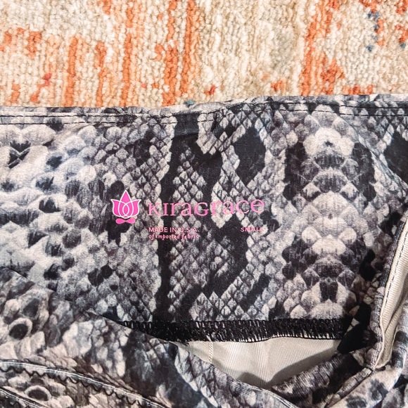 Kiragrace flirt moto python print athletic leggings size small- like new - Picture 3 of 5